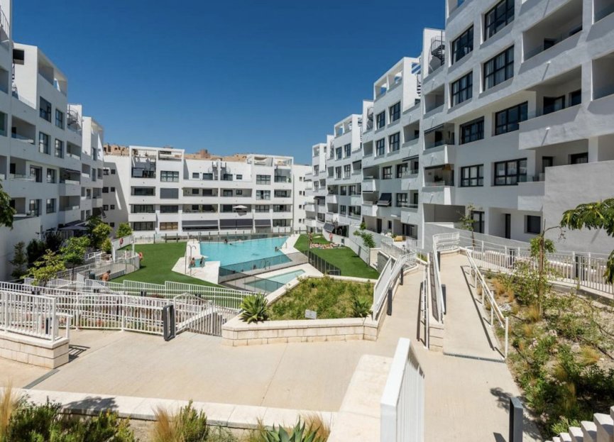 Resale - Apartment - Middle Floor Apartment - Estepona - Estepona Centro