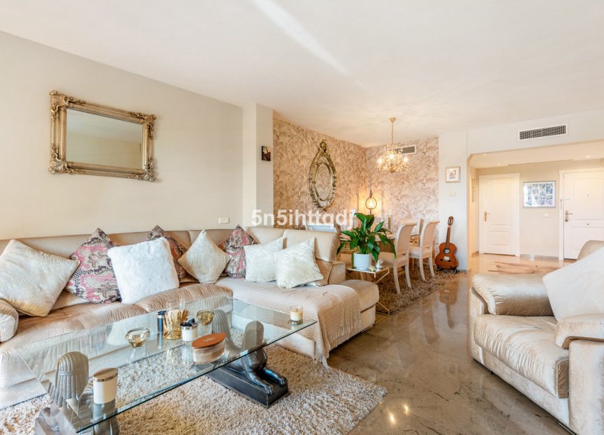 Resale - Apartment - Middle Floor Apartment - Marbella - Nueva Andalucia