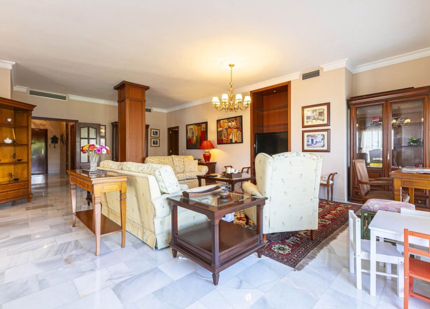 Resale - Apartment - Middle Floor Apartment - Marbella - Nueva Andalucia