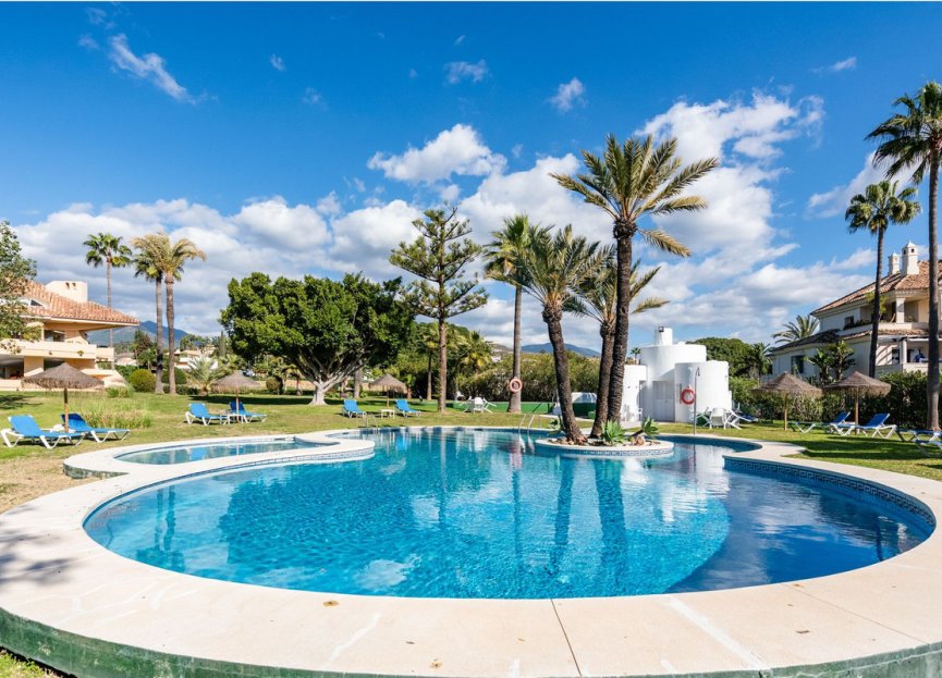 Resale - Apartment - Middle Floor Apartment - Marbella - Nueva Andalucia