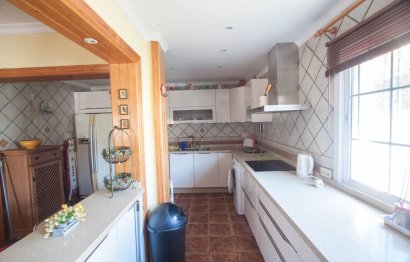 Resale - House - Finca - Cortijo - Estepona - Estepona Centro