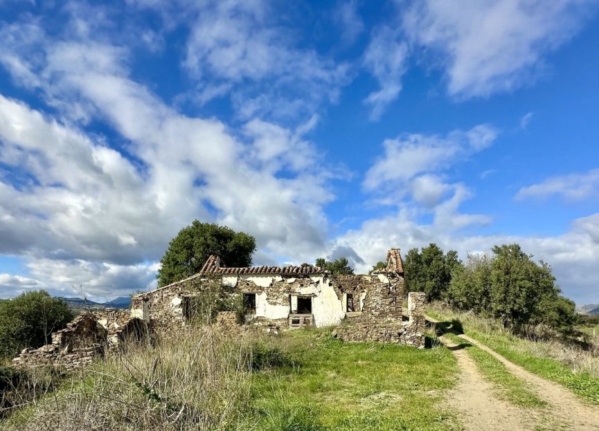 Resale - Plot - Land with Ruin - Mijas - La Cala