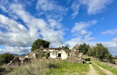 Resale - Plot - Land with Ruin - Mijas - La Cala