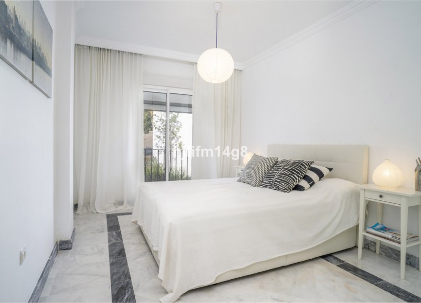 Resale - Apartment - Middle Floor Apartment - Marbella - Nueva Andalucia