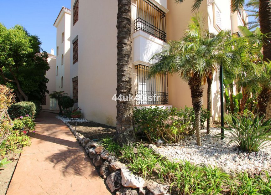 Resale - Apartment - Middle Floor Apartment - Marbella - Elviria