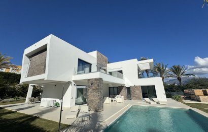 Resale - House - Detached Villa - Estepona - Atalaya