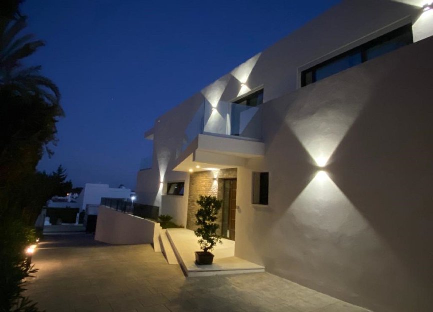 Resale - House - Detached Villa - Estepona - Atalaya