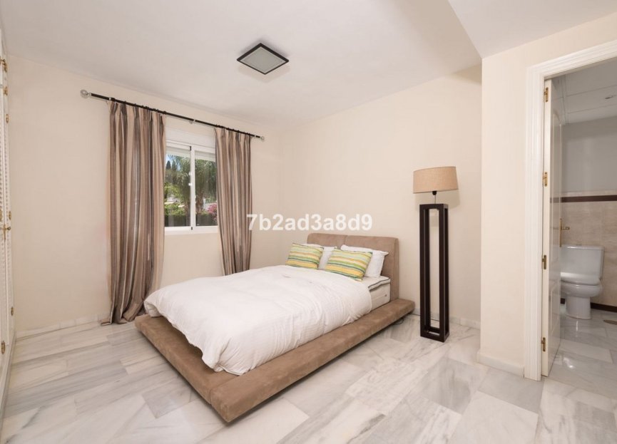 Resale - House - Detached Villa - Marbella - Nueva Andalucia