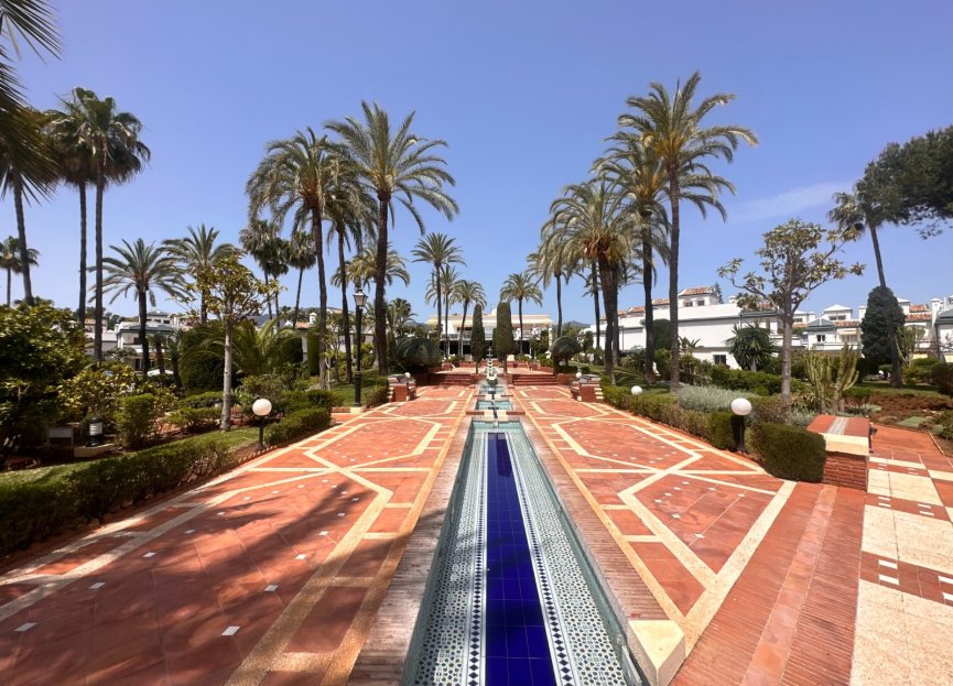 Dominion Beach, Esteona