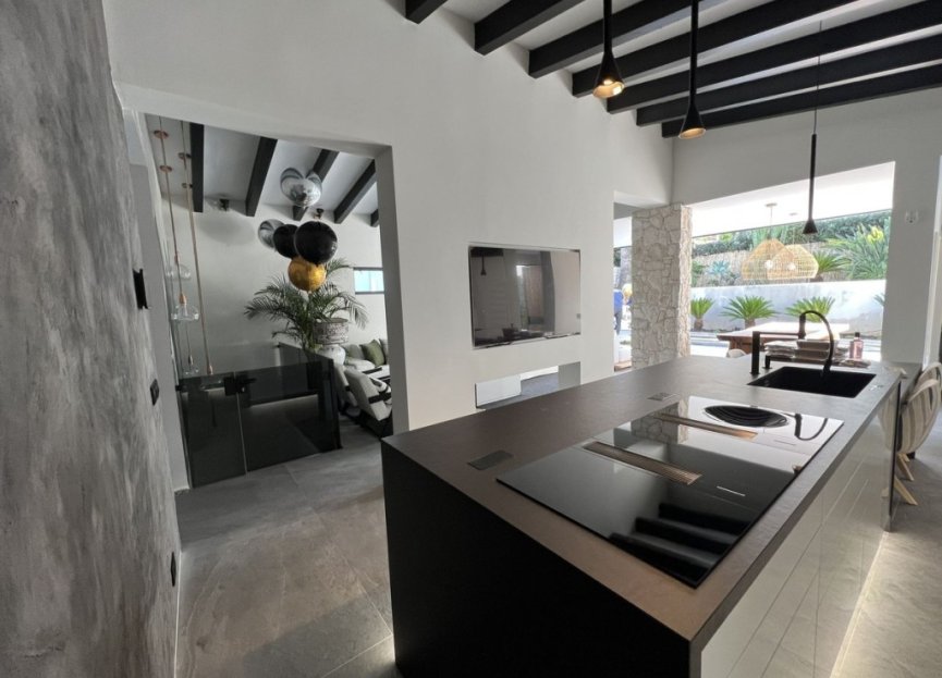 Resale - House - Detached Villa - Marbella - Nueva Andalucia