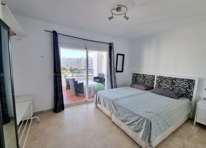 Resale - Apartment - Middle Floor Apartment - Marbella - Puerto Banús