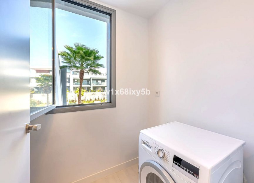 Resale - Apartment - Middle Floor Apartment - Estepona - Selwo