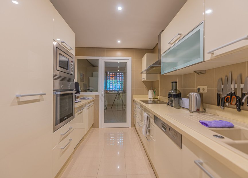 Resale - Apartment - Middle Floor Apartment - Marbella - Nueva Andalucia