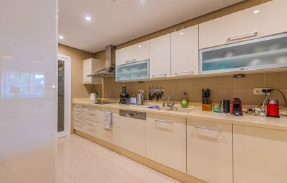 Resale - Apartment - Middle Floor Apartment - Marbella - Nueva Andalucia