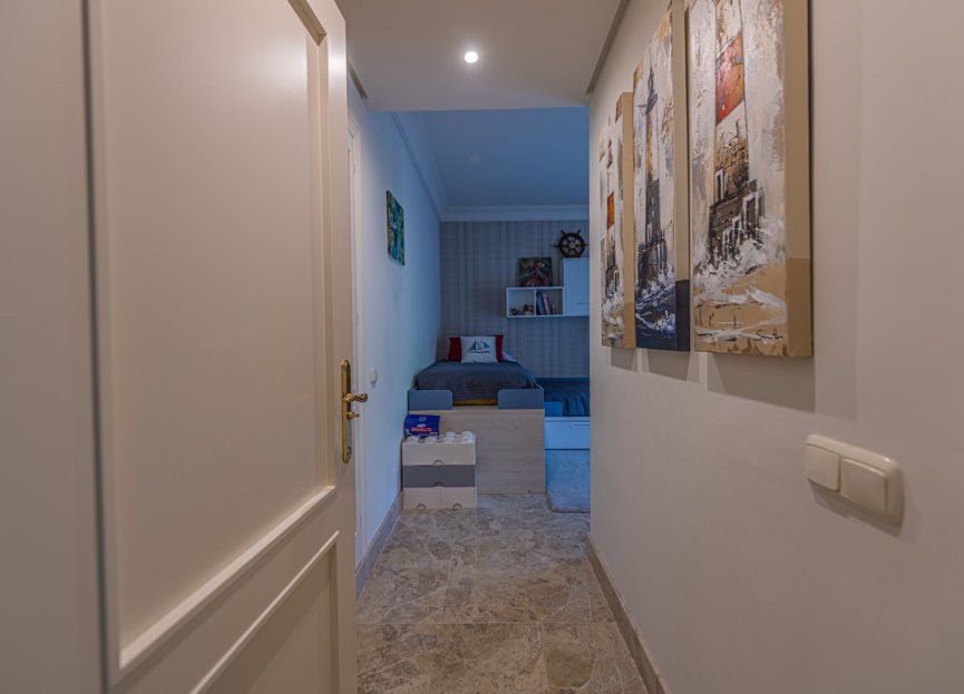 Resale - Apartment - Middle Floor Apartment - Marbella - Nueva Andalucia