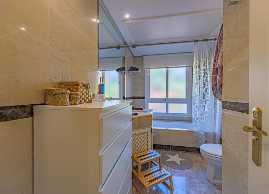 Resale - Apartment - Middle Floor Apartment - Marbella - Nueva Andalucia