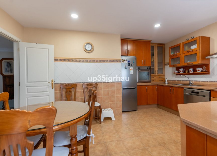 Resale - Apartment - Middle Floor Apartment - Estepona - Estepona Centro