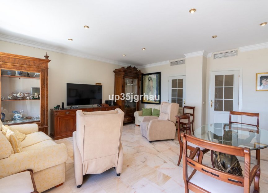 Resale - Apartment - Middle Floor Apartment - Estepona - Estepona Centro