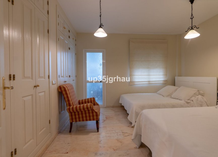 Resale - Apartment - Middle Floor Apartment - Estepona - Estepona Centro