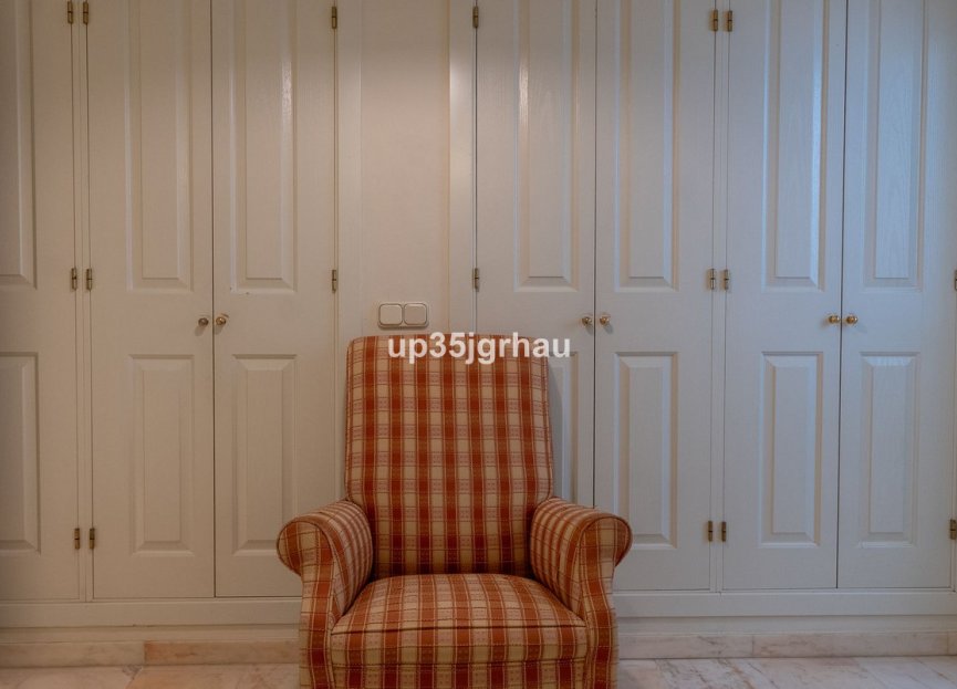 Resale - Apartment - Middle Floor Apartment - Estepona - Estepona Centro