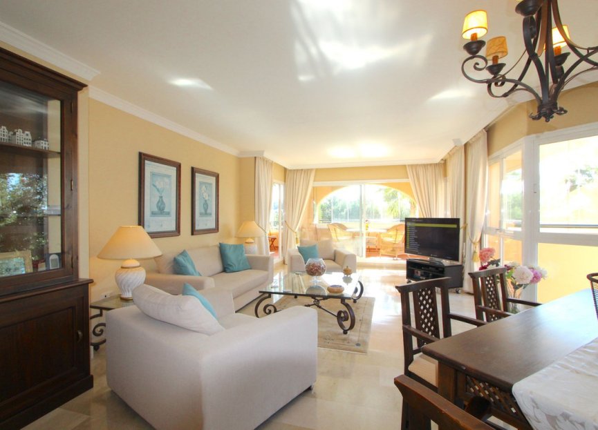 Resale - Apartment - Middle Floor Apartment - Marbella - Elviria