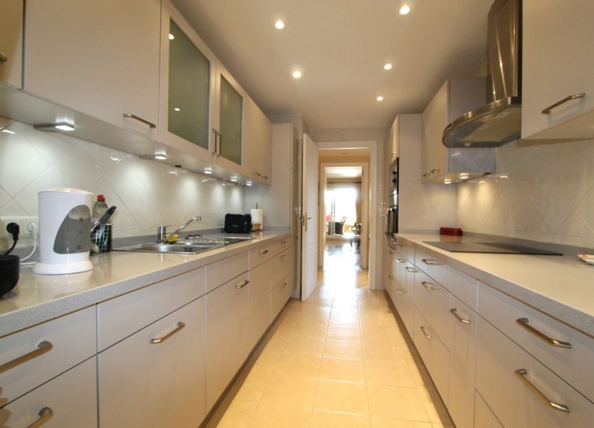 Resale - Apartment - Middle Floor Apartment - Marbella - Elviria