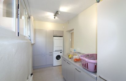 Resale - Apartment - Middle Floor Apartment - Marbella - Elviria