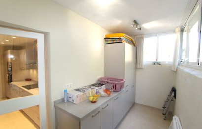 Resale - Apartment - Middle Floor Apartment - Marbella - Elviria