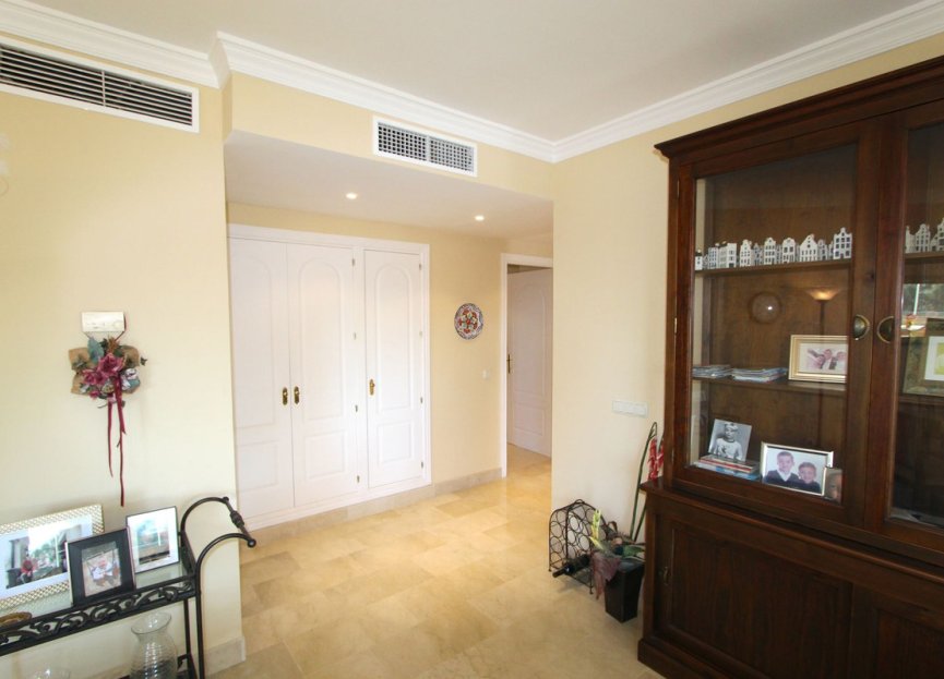 Resale - Apartment - Middle Floor Apartment - Marbella - Elviria