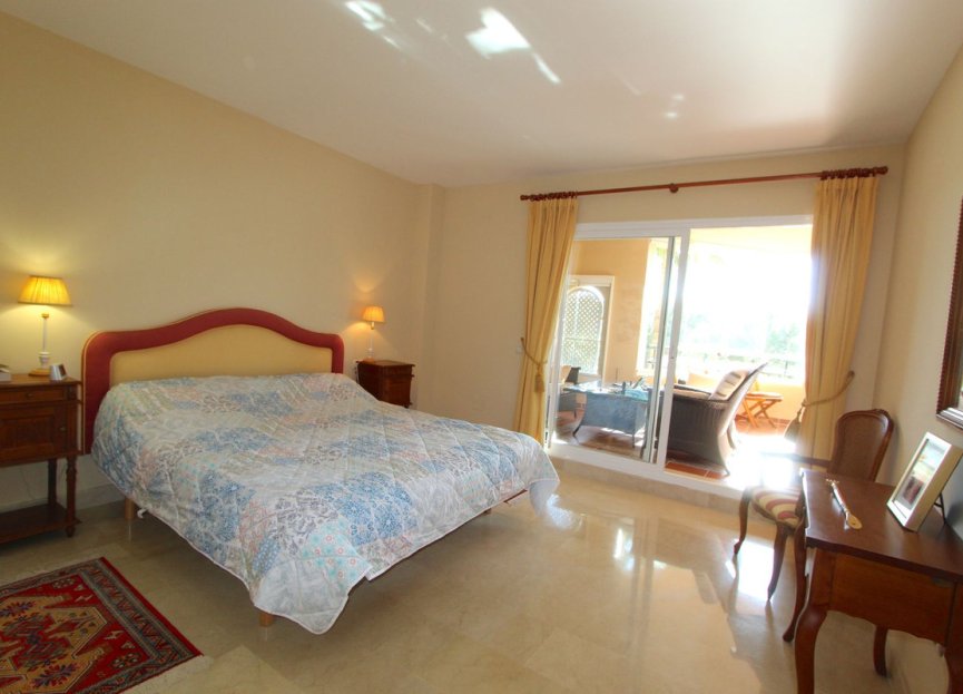 Resale - Apartment - Middle Floor Apartment - Marbella - Elviria