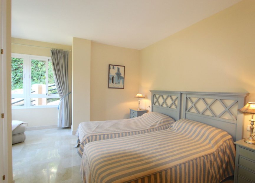 Resale - Apartment - Middle Floor Apartment - Marbella - Elviria