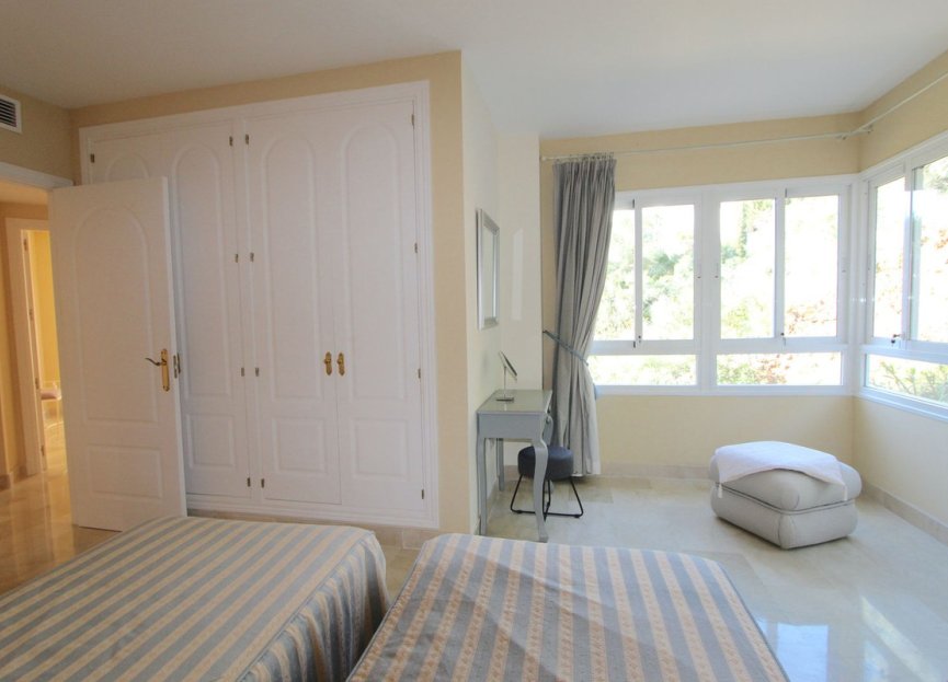 Resale - Apartment - Middle Floor Apartment - Marbella - Elviria