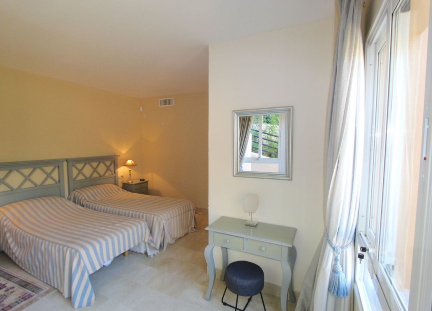 Resale - Apartment - Middle Floor Apartment - Marbella - Elviria