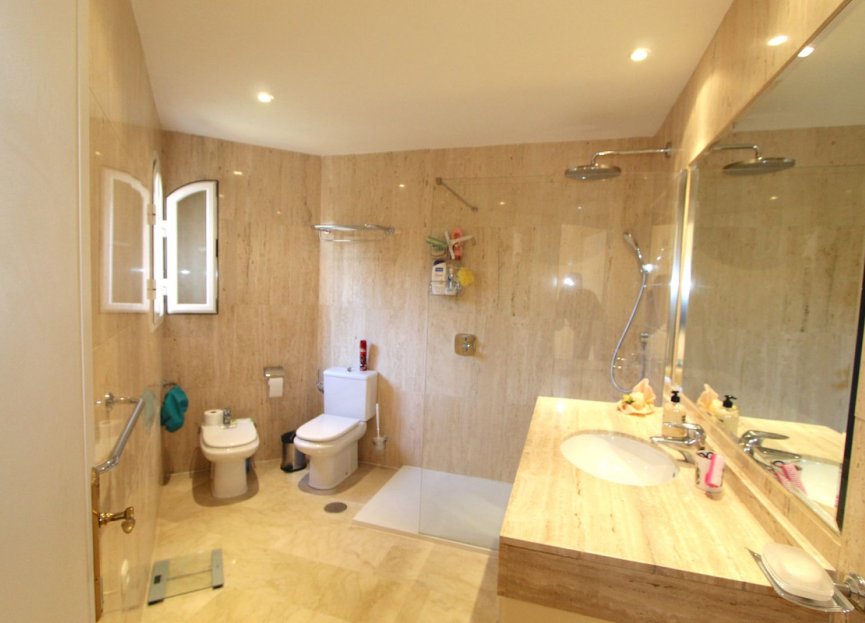 Resale - Apartment - Middle Floor Apartment - Marbella - Elviria