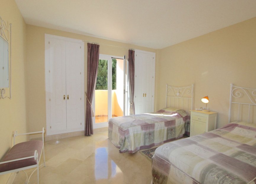 Resale - Apartment - Middle Floor Apartment - Marbella - Elviria