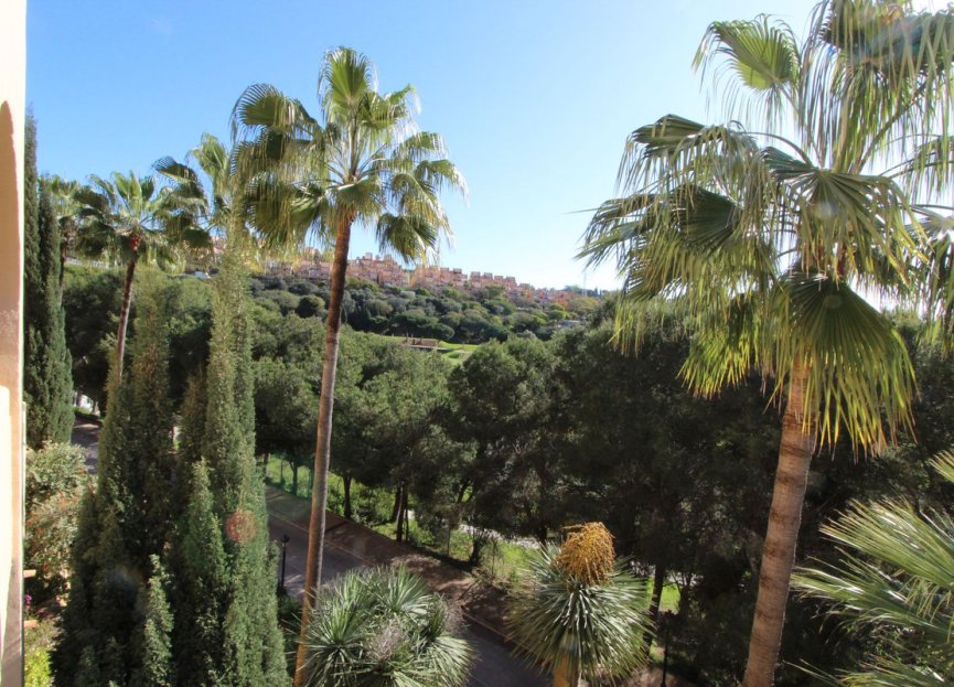 Resale - Apartment - Middle Floor Apartment - Marbella - Elviria
