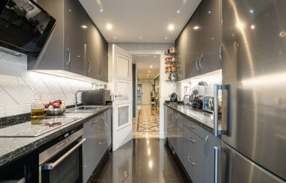 Resale - Ground floor apartment - Marbella - Nueva Andalucia