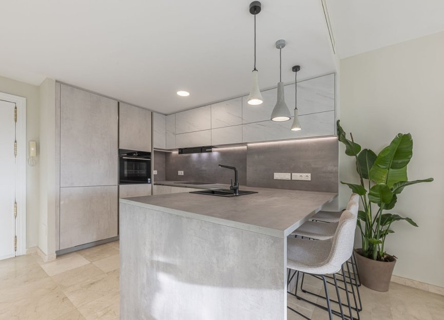 Resale - Apartment - Middle Floor Apartment - Marbella - Elviria