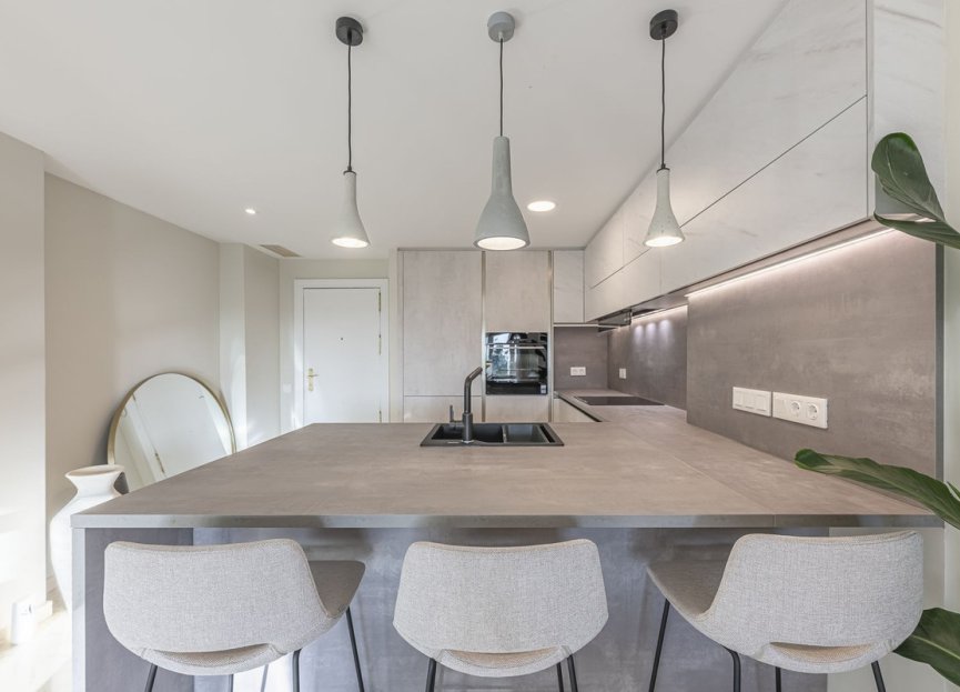 Resale - Apartment - Middle Floor Apartment - Marbella - Elviria