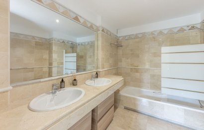 Resale - Apartment - Middle Floor Apartment - Marbella - Elviria