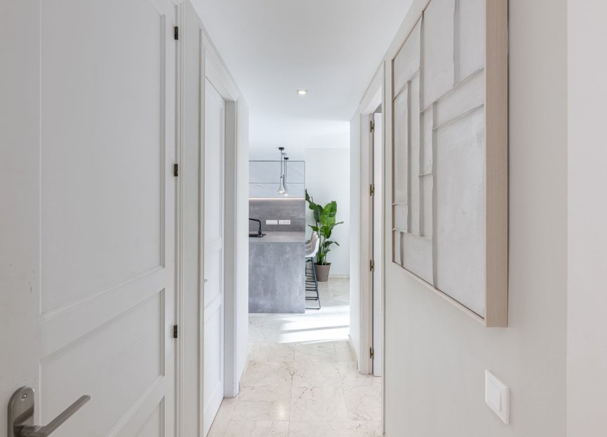 Resale - Apartment - Middle Floor Apartment - Marbella - Elviria