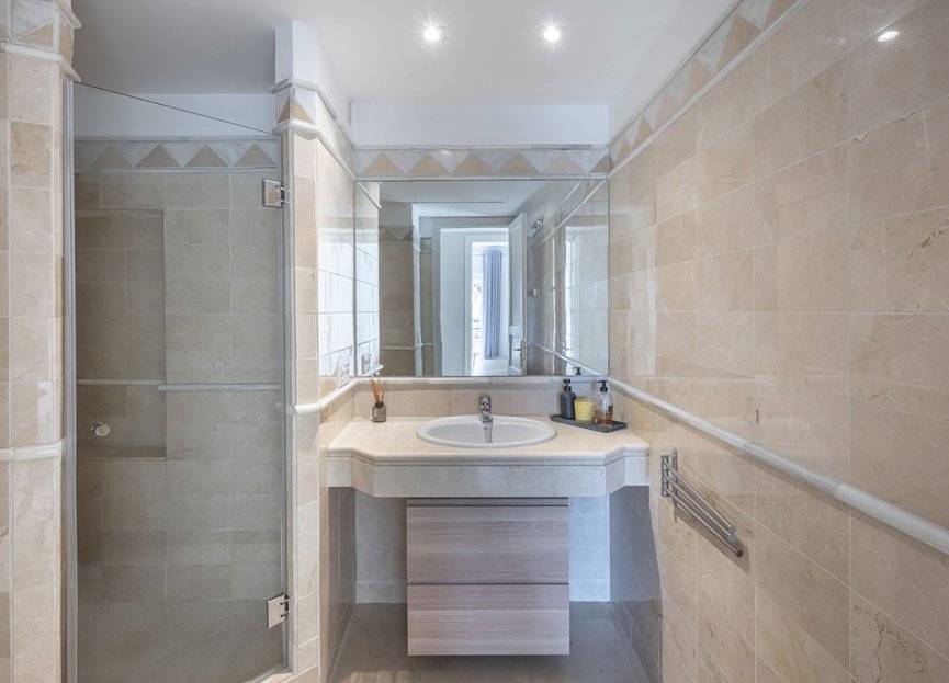 Resale - Apartment - Middle Floor Apartment - Marbella - Elviria