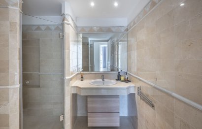 Resale - Apartment - Middle Floor Apartment - Marbella - Elviria