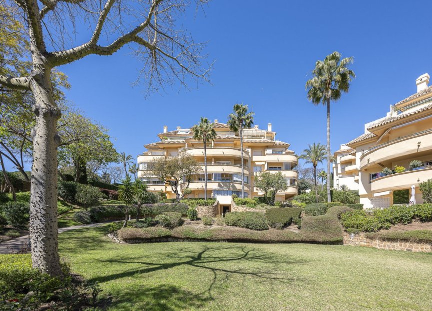 Resale - Apartment - Middle Floor Apartment - Marbella - Elviria