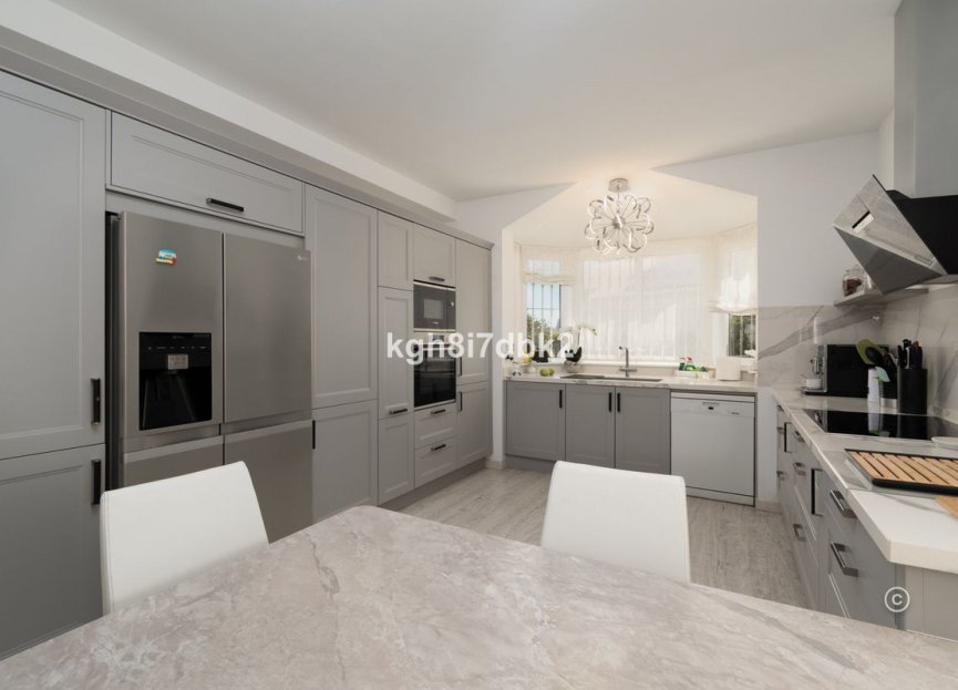 Resale - House - Detached Villa - Estepona - Estepona Centro