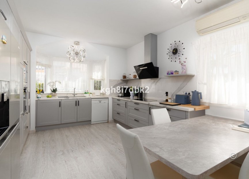 Resale - House - Detached Villa - Estepona - Estepona Centro