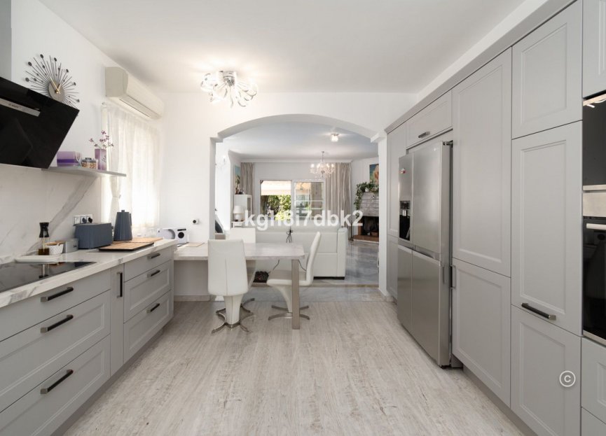 Resale - House - Detached Villa - Estepona - Estepona Centro