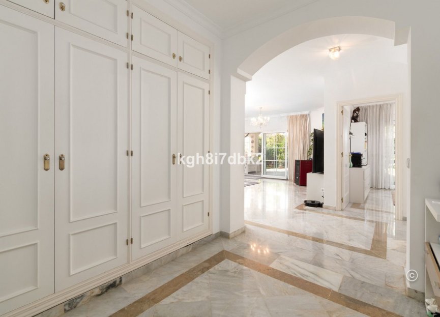 Resale - House - Detached Villa - Estepona - Estepona Centro