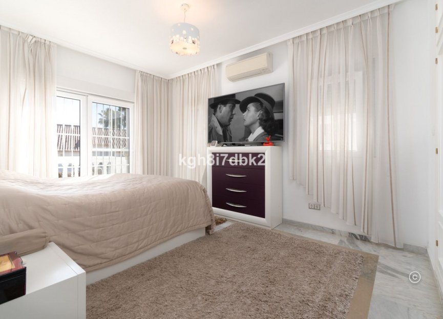 Resale - House - Detached Villa - Estepona - Estepona Centro