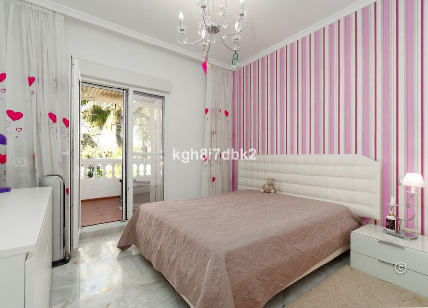 Resale - House - Detached Villa - Estepona - Estepona Centro